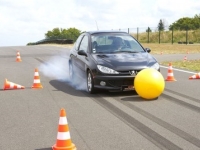 Essai dynamique - Le véhicule passe sur un parcours d’obstacles pour vérifier son comportement routier